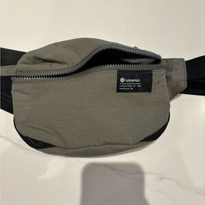 LULULEMON CLEAN LINES BELT BAG 2L